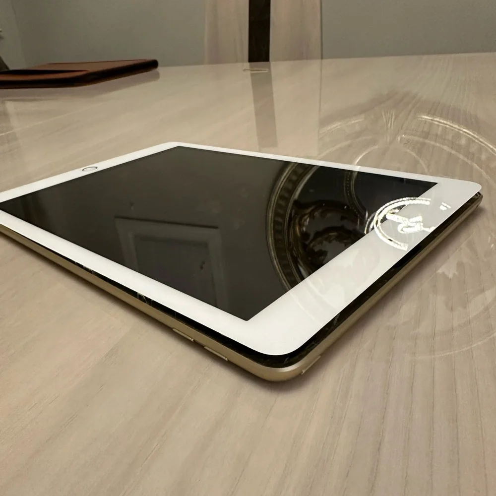 Apple iPad 5th Gen A1822 32GB WiFi – Works, Needs Screen Repair